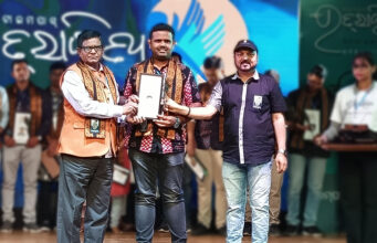 ସଂଗ୍ରାମ କେଶରୀ ସେନାପତିଙ୍କୁ ଉଦୟରାଗ ସମ୍ମାନ Sangram Keshari Senapati received Udayarag Samman for 2023 by Timepass