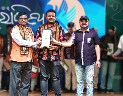 ସଂଗ୍ରାମ କେଶରୀ ସେନାପତିଙ୍କୁ ଉଦୟରାଗ ସମ୍ମାନ Sangram Keshari Senapati received Udayarag Samman for 2023 by Timepass